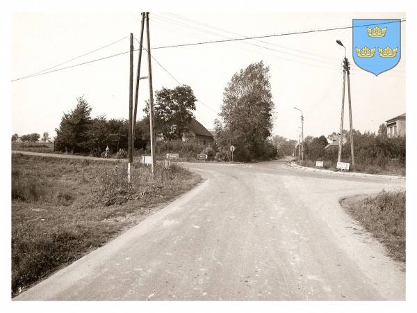 : Skrzyżowanie dróg do Chliny i Woli Libertowskiej w południowej części wsi. Widok od strony wschodniej.